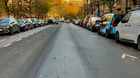 Sur cette image, où se trouve la piste cyclable ?